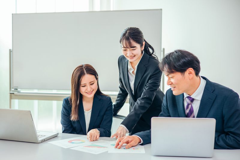 会議で改善点を話すビジネスシーンの男女