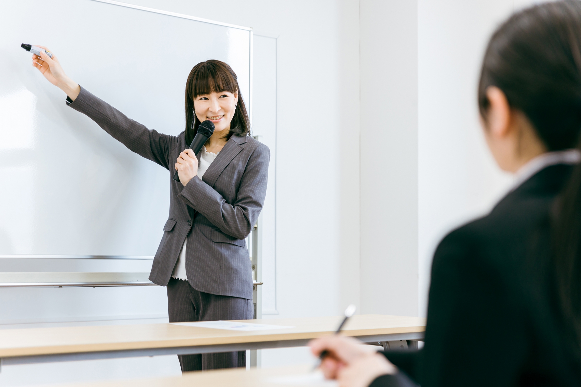 塾・講義・セミナーをする女性講師