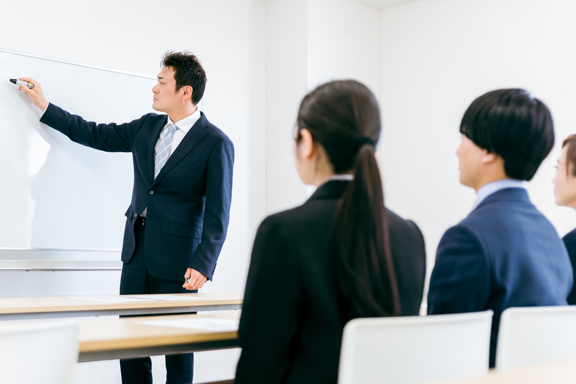 塾・講義・セミナーをする男性講師