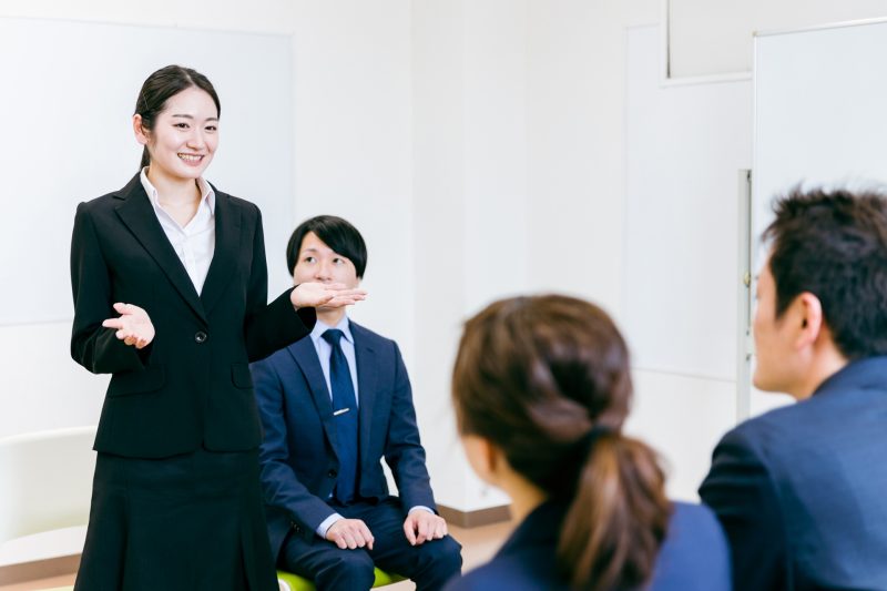 写真素材：面接を受ける女性と面接官(就職活動)