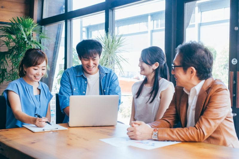 カジュアルな会社のスタッフミーティング